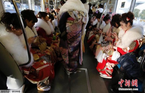 日本<em>少女</em>身着和服参加成年礼(图)【4】--河南分