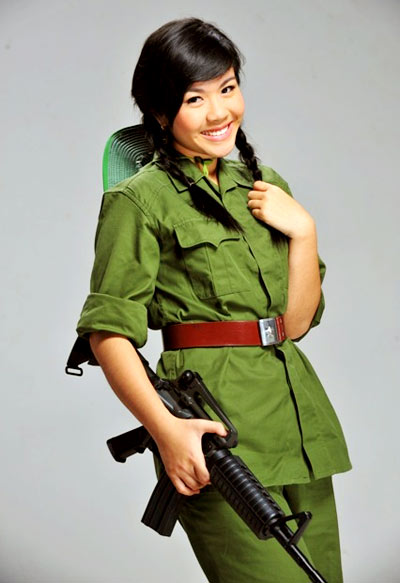 越南女兵要求能文能武 长官手把手教会打手枪