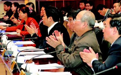 陕西省十二届人大二次会议主席团第一次会议: