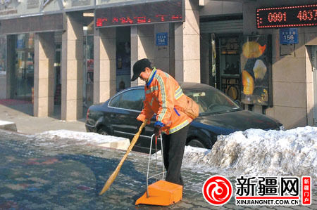 1月12日，环卫工人张玉平在新疆人民会堂附近清扫路面。（本报记者郝玉摄）