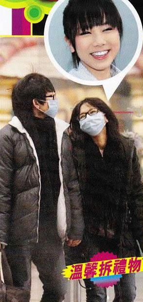 《我是歌手》周笔畅自嘲太high忘撕衣服 张亮