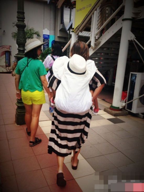 陆毅鲍蕾带女儿非洲度假 小贝儿晒到胳膊脱皮