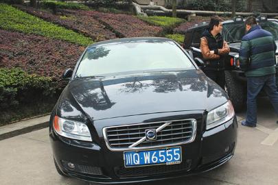 五粮液公车拍卖 女员工50万拍走绝版悍马