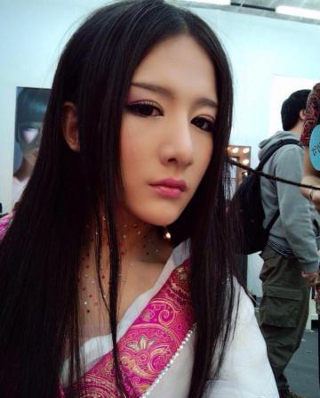 最美伪娘小灿女家居照曝光 李玉刚李准基哪位