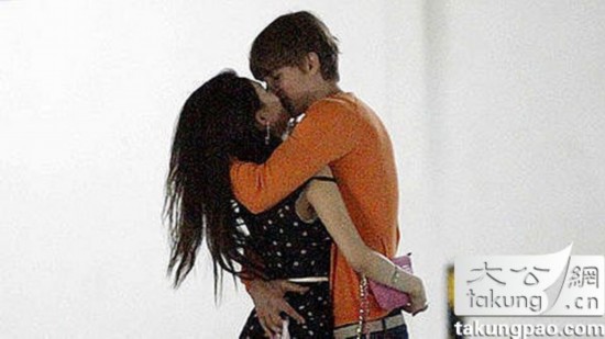 明星偷欢因隐秘而快活:车库偷吻 大玩车震