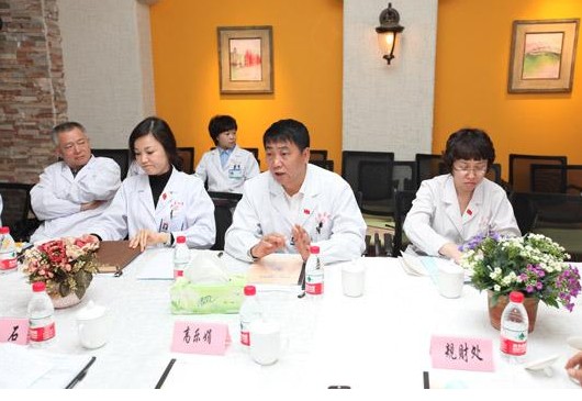 男局长女院长开房实录:一前一后进房 换酒店再