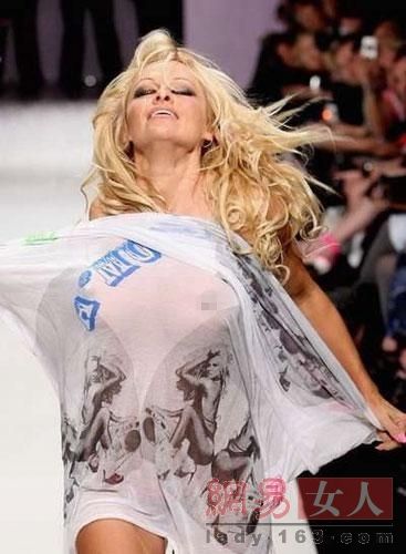 女星走光慢动作分解:勒<em>乳</em>崩开 翘腿露春 弯腰侧