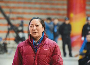 五粮液公车拍卖 女员工50万拍走绝版悍马