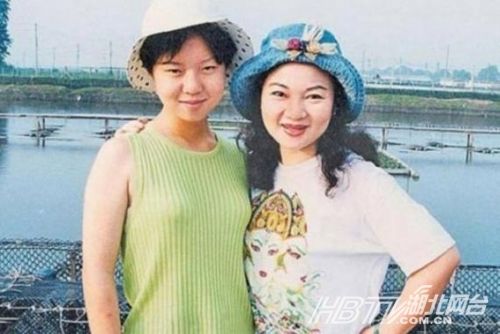 据媒体报道,1997年4月14日上午7点45分,白冰冰16岁的女儿白晓燕在去上学的途中,被包抄而来的黑势力劫持。白冰冰立即赶回家报了警。然而,由于无良媒体的大幅度报道,激怒了黑势力。他们因不满白冰冰报警,对白晓燕拳打脚踢,并涉嫌强暴了白晓燕。第二天凌晨,白晓燕腹腔内出血身亡。