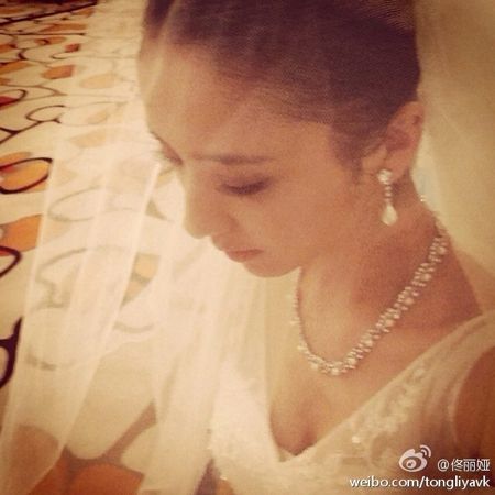 董璇晒佟丽娅婚礼伴手礼 扬言大闹妹妹洞房