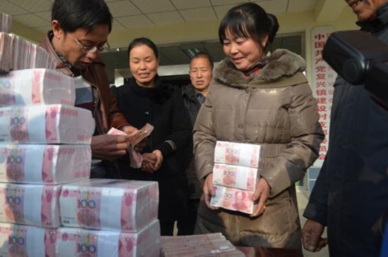 土豪村分红1300万现金垒成墙 人民网房产