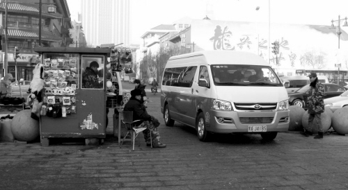 沈阳故宫正门停车场收费亭搭车卖皮帽