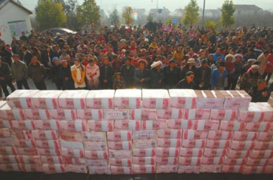 土豪村分红1300万现金垒成墙VS土豪金大楼 土豪我们做朋友吧 人民网房产
