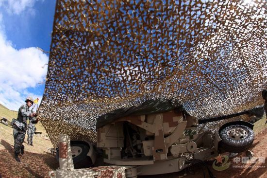 直击第13集团军伪装训练 领导授课做示范