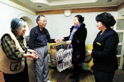 大连沙区人大代表进贫困居民家献爱心