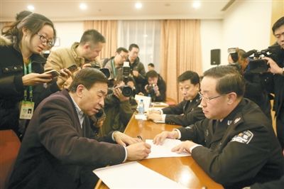 昨日,北京两会政务咨询现场,北京市公安局局长傅政华(右)接受代表咨询。新京报记者 侯少卿 摄