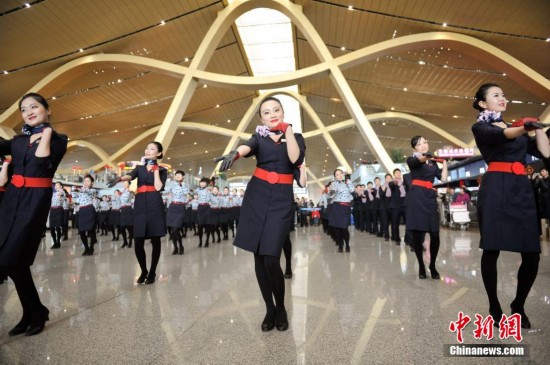 南京机场上演快闪舞 东航空姐空少动感热舞(