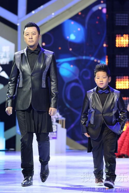 周韦彤走秀服装抢眼 着三角黄金甲露半臀(图)