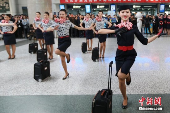 南京机场上演快闪舞 东航空姐空少动感热舞