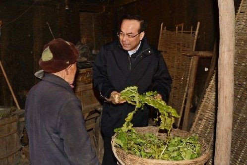 1月17日,市委书记孙政才在石柱县沙子镇卧龙村困难党员吴胜刚家中