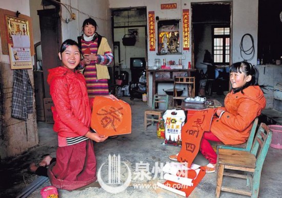 泉州16岁女孩跪着失禁女生已裸奔大小便腐烂脚掌包表情行走图片
