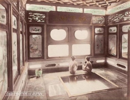 揭密1890年日本妓院:妓女在笼子里由客人挑选