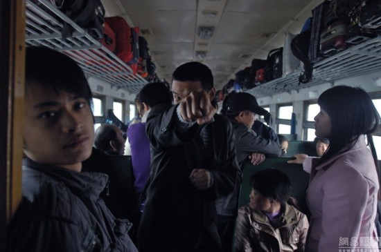 图为2009年,一名男子在春运列车上对着摄影师的镜头打拳.