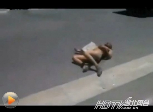 <em>裸女</em>被强奸后遭巨石砸死 几名男子轮番施暴手