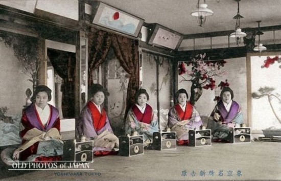 揭密1890年日本妓院:妓女在笼子里由客人挑选