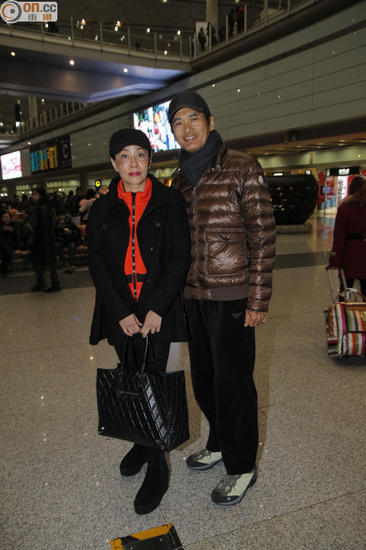 周润发频与路人合影 妻子一旁显不开心