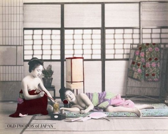 揭密1890年日本妓院:妓女在笼子里由客人挑选