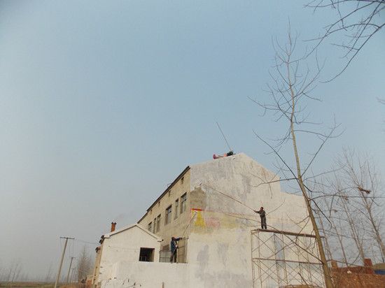 来安水口镇宁洛高速沿线刷白工作火热进行中