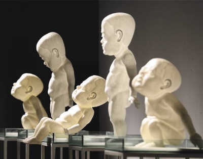 展览上陈汉的雕塑作品《被凝固的记忆》 　　新华社发　李忠摄