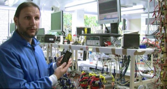 英科学家用尿液打造生物电池充电