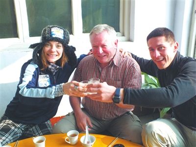 外国游客农家小院迎新春 感受泰安年味儿