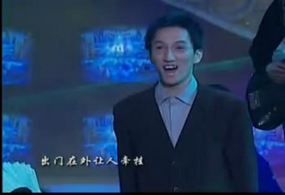 2000괺ȵǳĸ̨־ţǶʱġ衷СϺͼڵиֺϳˡ绰