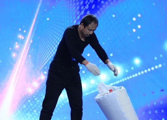 邢台拾荒者达人秀舞台上演机械舞震撼全场(图