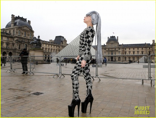 Lady Gaga秀场亮相 拖布扣头脚踩恨天高