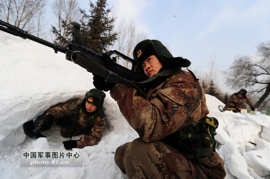 沈阳军区特战兵野训:雪洞露营生火烤地瓜