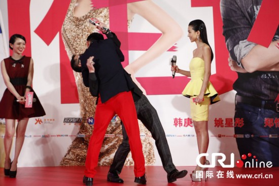 河南艺考频现<em>美女</em> <em>90后美女</em>考生穿丝袜入场【