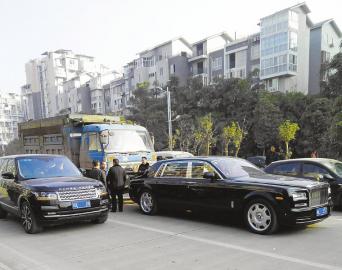 贪看豪车 内江垃圾车擦刮劳斯莱斯5厘米被索赔