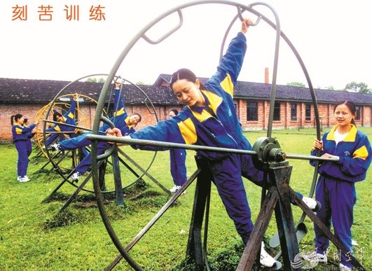 解放军跳伞女冠军训练不要命:18岁脸48岁腰