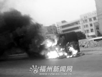 客运大巴自燃烧掉半截司机及时疏散10多名乘客