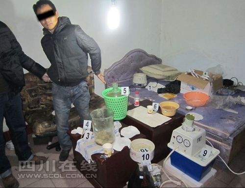 成都特大制贩毒团伙被剿 查获液态冰毒16公斤
