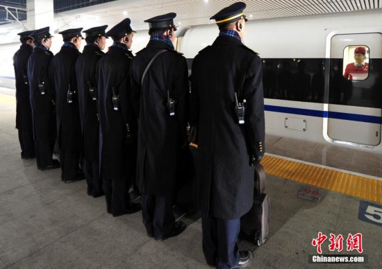 帅气高铁男子乘务组赶场2014春运