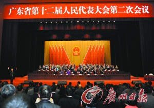 主席台上有专人指挥和领唱. 通讯员黎进摄