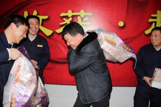 房企年会现金发千万 员工用麻袋扛走200万现金(图)【6】