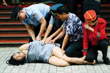 <em>宝马女</em>骂协警气焰嚣张 难以置信!这些女人肿么
