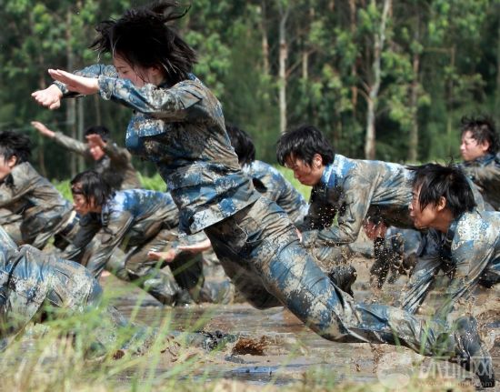 高清:海军陆战队90后女兵残酷训练震人心魄【18】