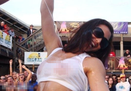 美国式开放校园:<em>女生</em>湿乳大赛与内衣狂奔【25